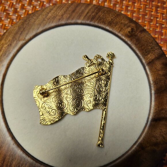 Vintage Betsy Ross 13 Colonies Enamel Brooch - Picture 3 of 4